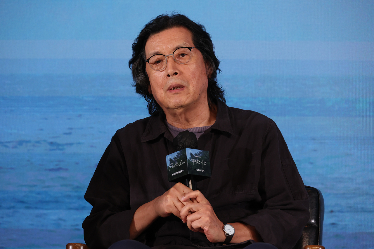 Director Lee Chang-dong speaks at a press conference for the Netflix film "Possible Love" at Hotel Naru Seoul MGallery in Mapo, Seoul, on Tuesday. (Yonhap)
