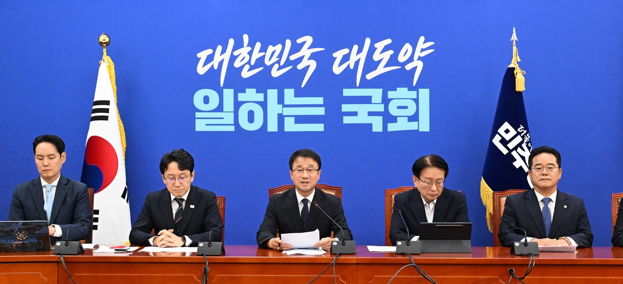 한병도 더불어민주당 원내대표가  25일 서울 여의도 국회에서 열린 원내대책회의에서 모두발언하고 있다. 이상섭 기자