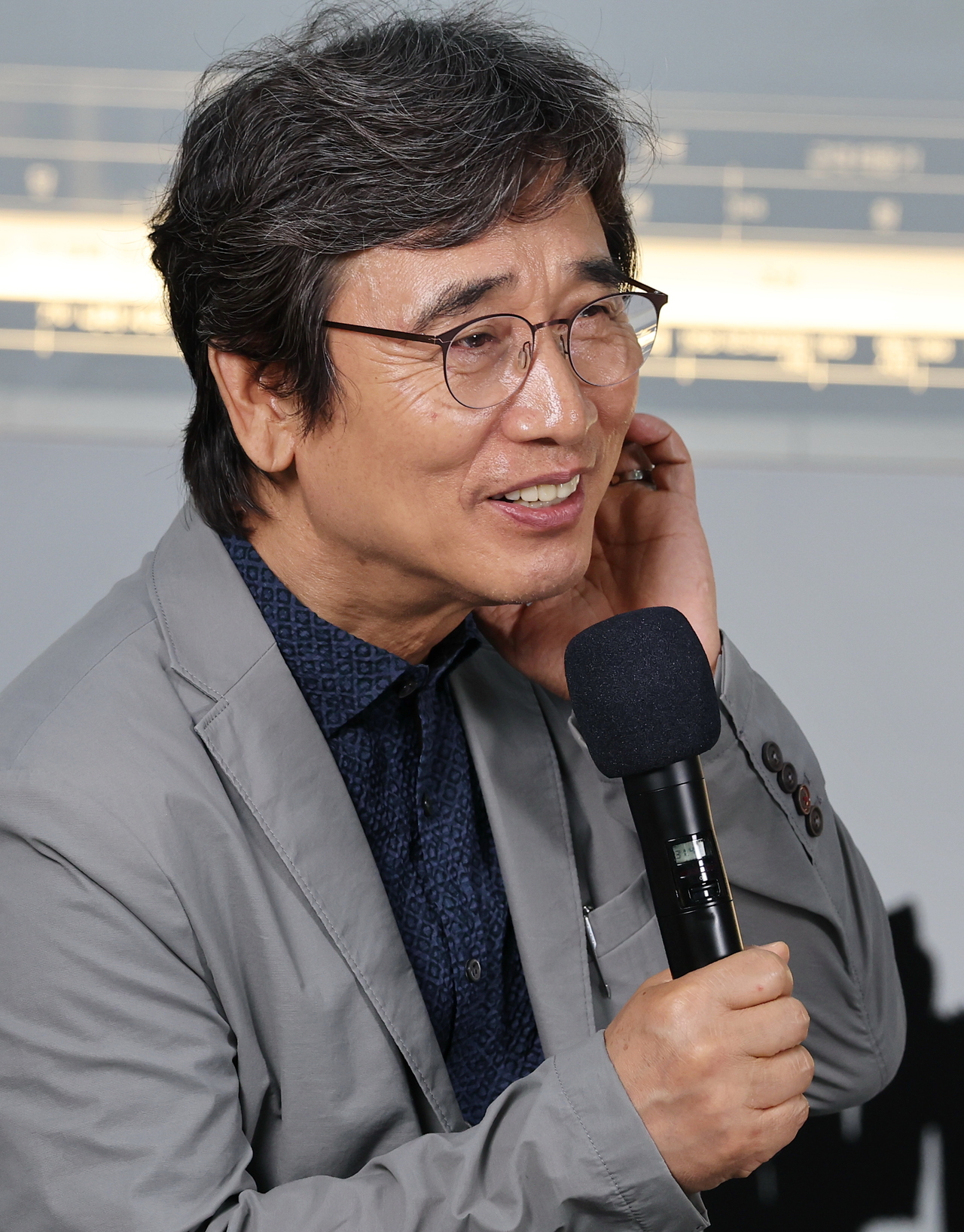 지난 6월 서울 강남구 코엑스 서울국제도서전 평산책방 부스에서 열린 북토크에서 유시민 작가가 인사말을 하고 있다. [연합]
