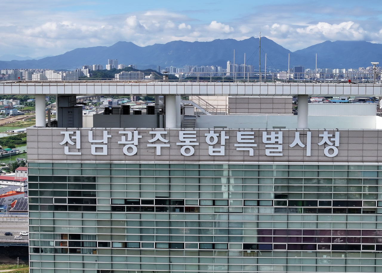 전남광주통합특별시 출범 첫날인 7월 1일 광주청사 간판이 광주광역시청에서 전남광주통합특별시청으로 바뀌어 걸려있다. <연합뉴스>