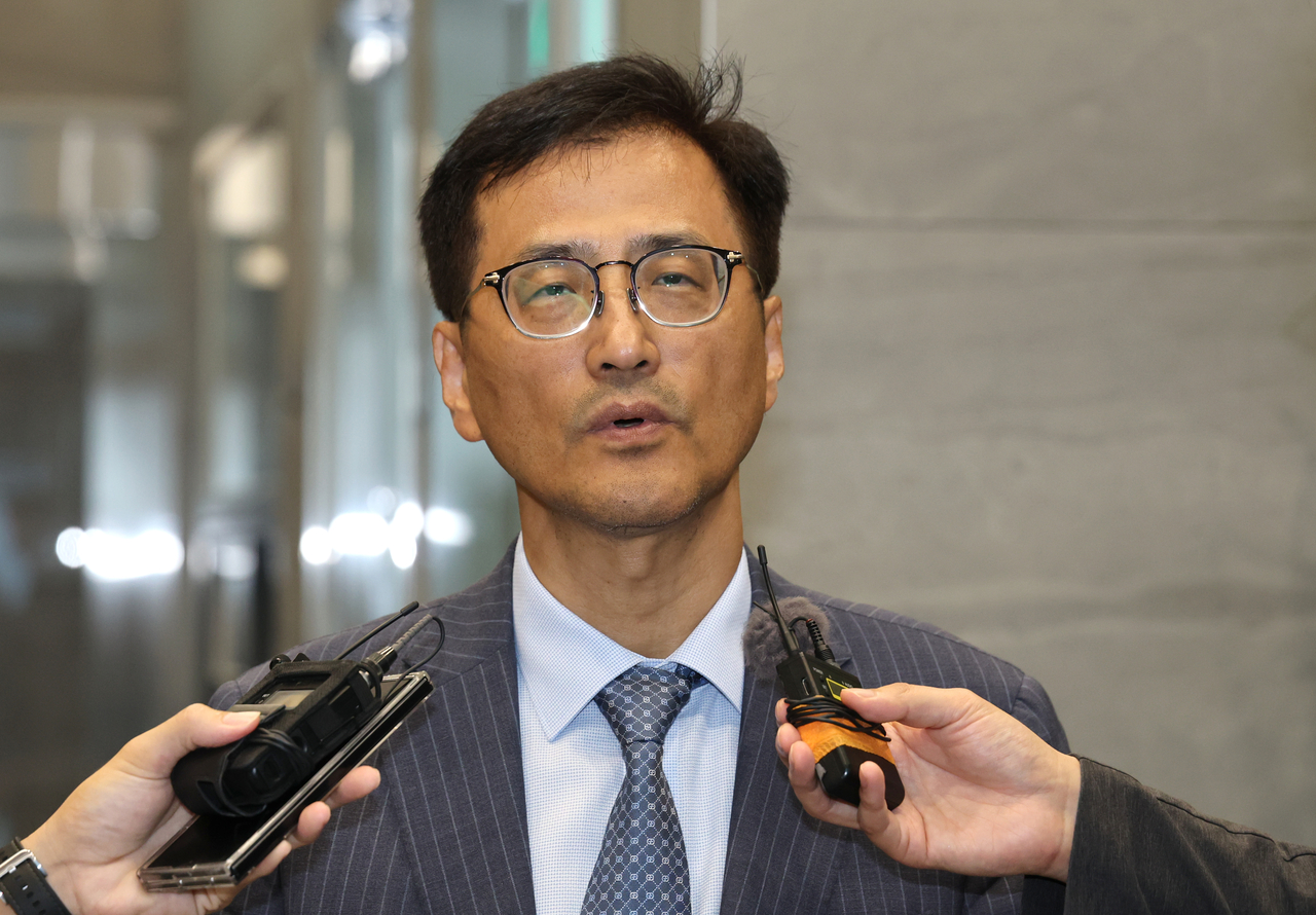 6·3 지방선거 투표용지 부족 사태 등을 수사하는 이태한 선거관리위원회 특별검사가 24일 서울 서초구 특검 임시 사무실로 출근하며 취재진의 질문에 답하고 있다. [연합]