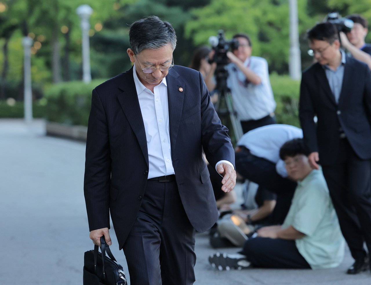 정성호 전 법무부 장관이 24일 경기 정부과천청사 법무부 건물을 나서고 있다. 이날 이재명 대통령은 정 장관이 제출한 사직서를 수리했다. [연합]