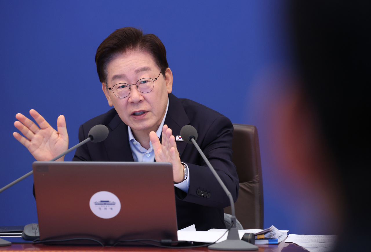 이재명 대통령이 25일 청와대에서 열린 국무회의에서 발언하고 있다. [연합]