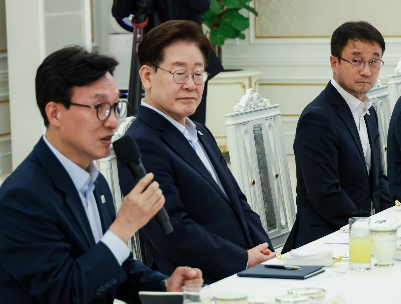 이재명 대통령이 25일 청와대에서 열린 더불어민주당 신임 지도부 만찬 간담회에서 김민석 대표의 발언을 듣고 있다.
오른쪽은 한병도 원내대표. [연합]