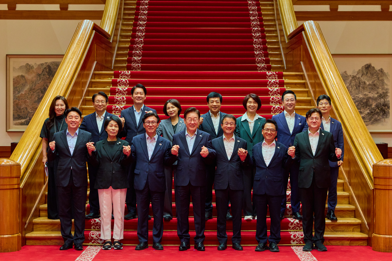 President Lee Jae Myung poses for a photo with the newly elected Democratic Party of Korea leadership ahead of a dinner meeting at Cheong Wa Dae on Tuesday. [Cheong Wa Dae]