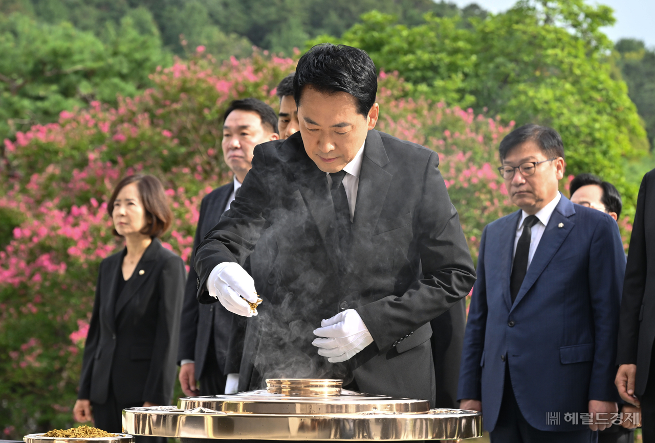 장동혁 국민의힘 대표가 26일 오전 취임 1주년을 맞아 서울 동작구 국립서울현충원을 찾아 분향하고 있다. [임세준 기자]