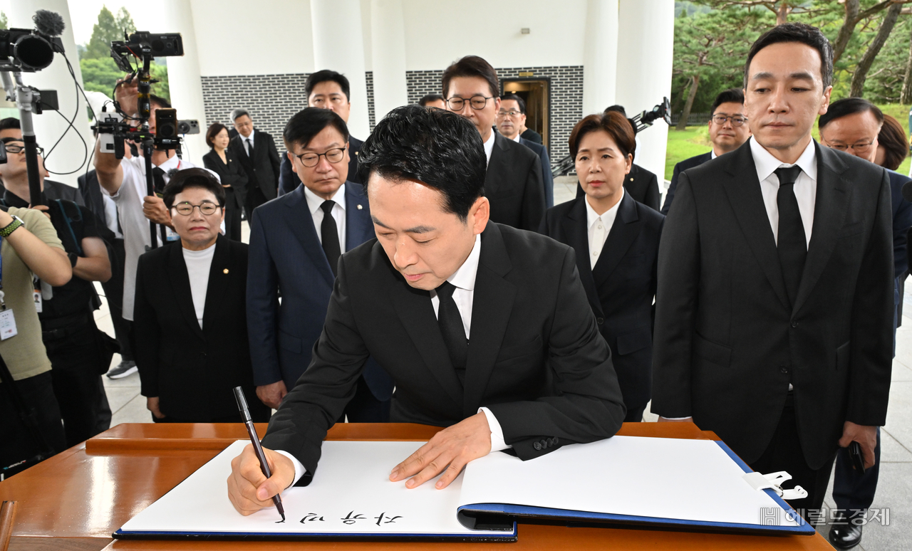 장동혁 국민의힘 대표가 26일 오전 서울 동작구 국립서울현충원을 찾아 참배한 뒤 방명록을 작성하고 있다. [임세준 기자]
