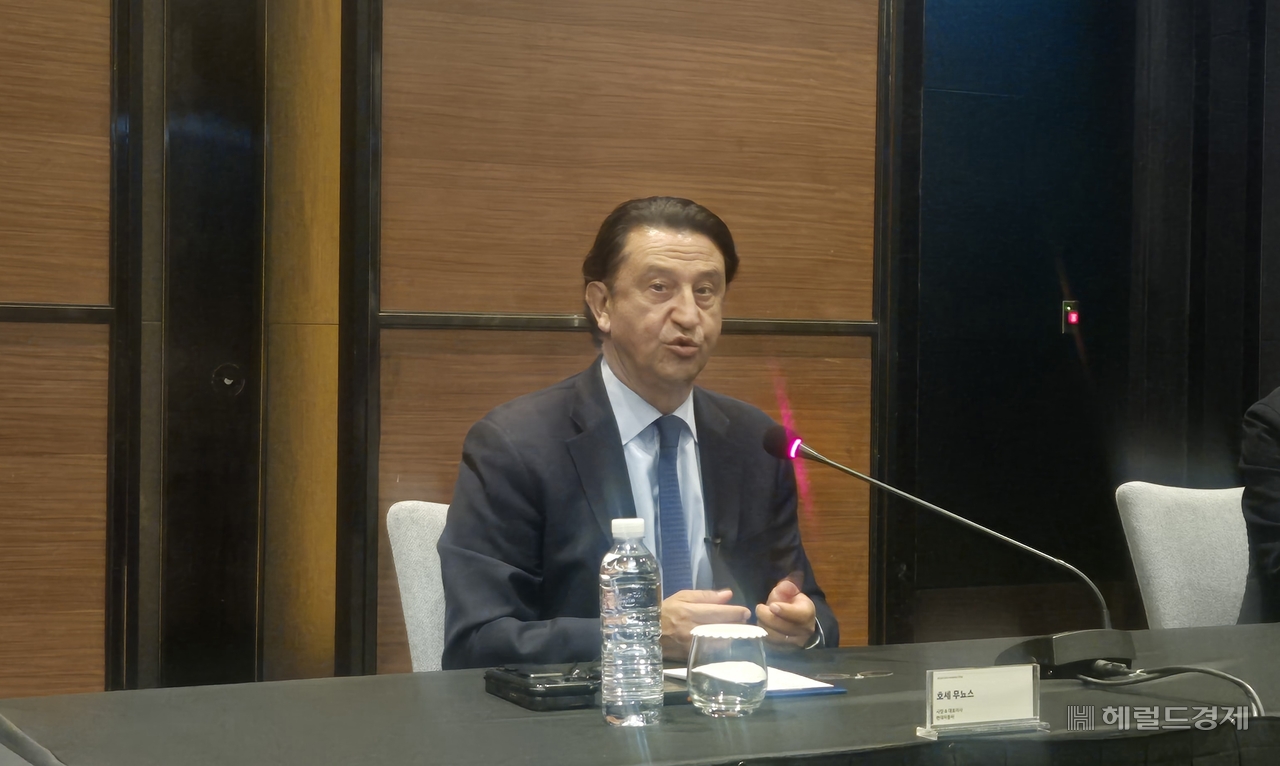 호세 무뇨스 현대자동차 대표이사 사장이 26일 서울 영등포구 콘래드서울호텔에서 열린 ‘2026 CEO 인베스터 데이’ 기자간담회에서 취재진의 질문에 답하고 있다. 정경수 기자