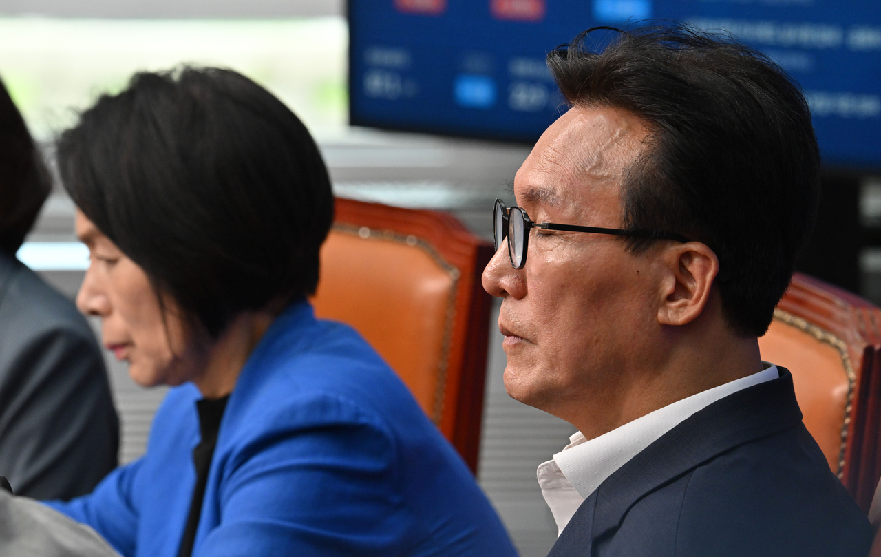 Democratic Party of Korea leader Kim Min-seok is lost in thought during a supreme council meeting at the National Assembly in Yeouido, Seoul, on Monday.