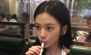 아이브 안유진, 잘록 개미허리에 수수美 가득..귀여움은 덤