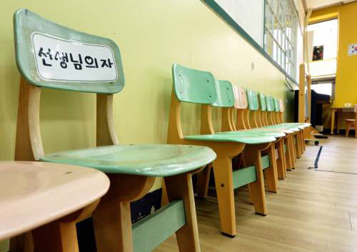 서울의 한 사립유치원 교실에 선생님과 아이들의 의자가 놓여 있다. 사진은 기사와 무관. [뉴시스]