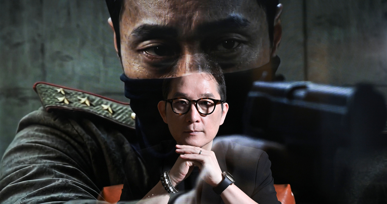 이수영 모피어스 스튜디오 대표가 19일 오전 서울 마포구 모피어스 스튜디오에서 드라마 ‘김부장’에 사용된 가상 이미지를 배경으로 포즈를 취하고 있다. 사진은 다중노출 합성 촬영. 임세준 기자