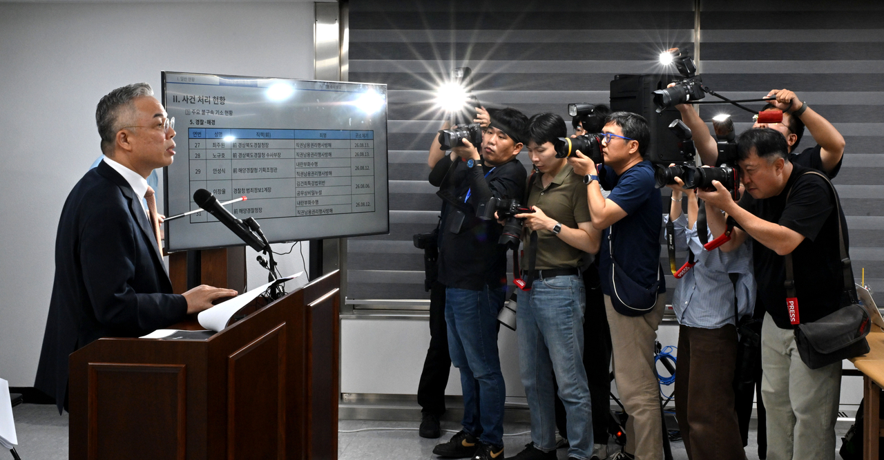 Kwon Chang-young, special prosecutor of the second comprehensive special prosecutor team, briefs reporters on the final investigation results at the team's office in Gwacheon, Gyeonggi Province, on Monday.