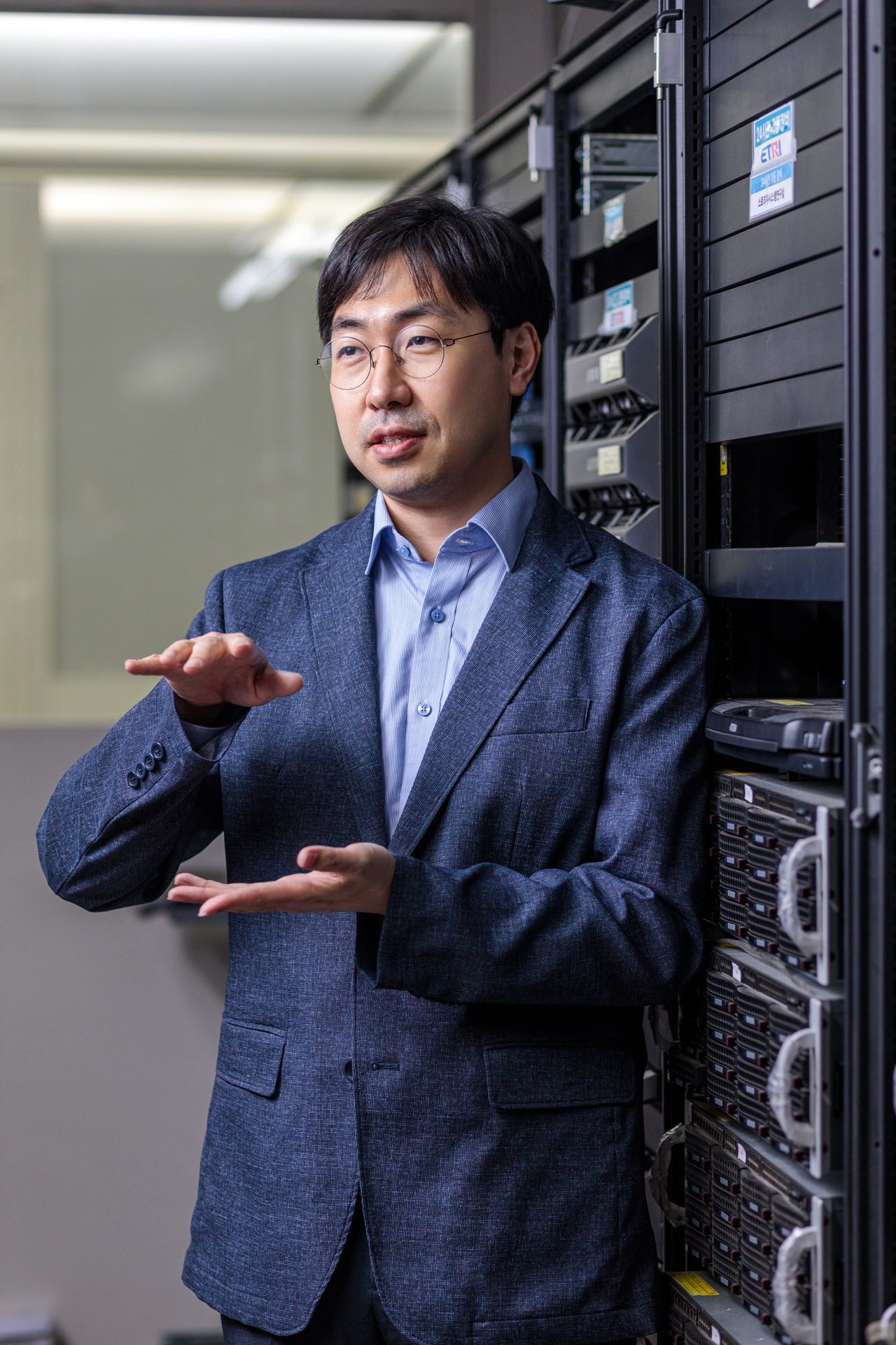 Ko Kwang-won, head of ETRI's AI Data Center Research Division, explains the technology inside a server room. [ETRI]