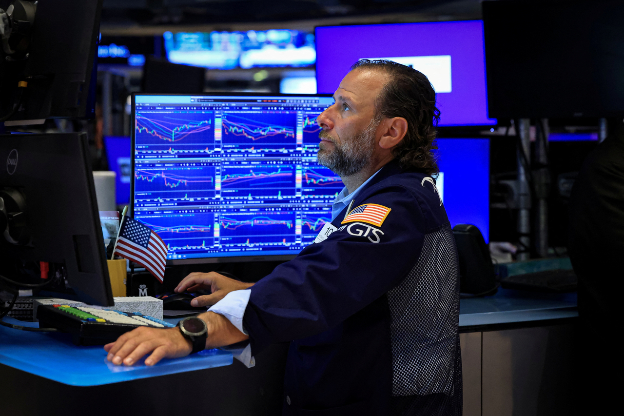 지난 24일(현지시간) 미국 뉴욕증권거래소(NYSE) 객장에서 한 트레이더가 업무를 보고 있다. [로이터]