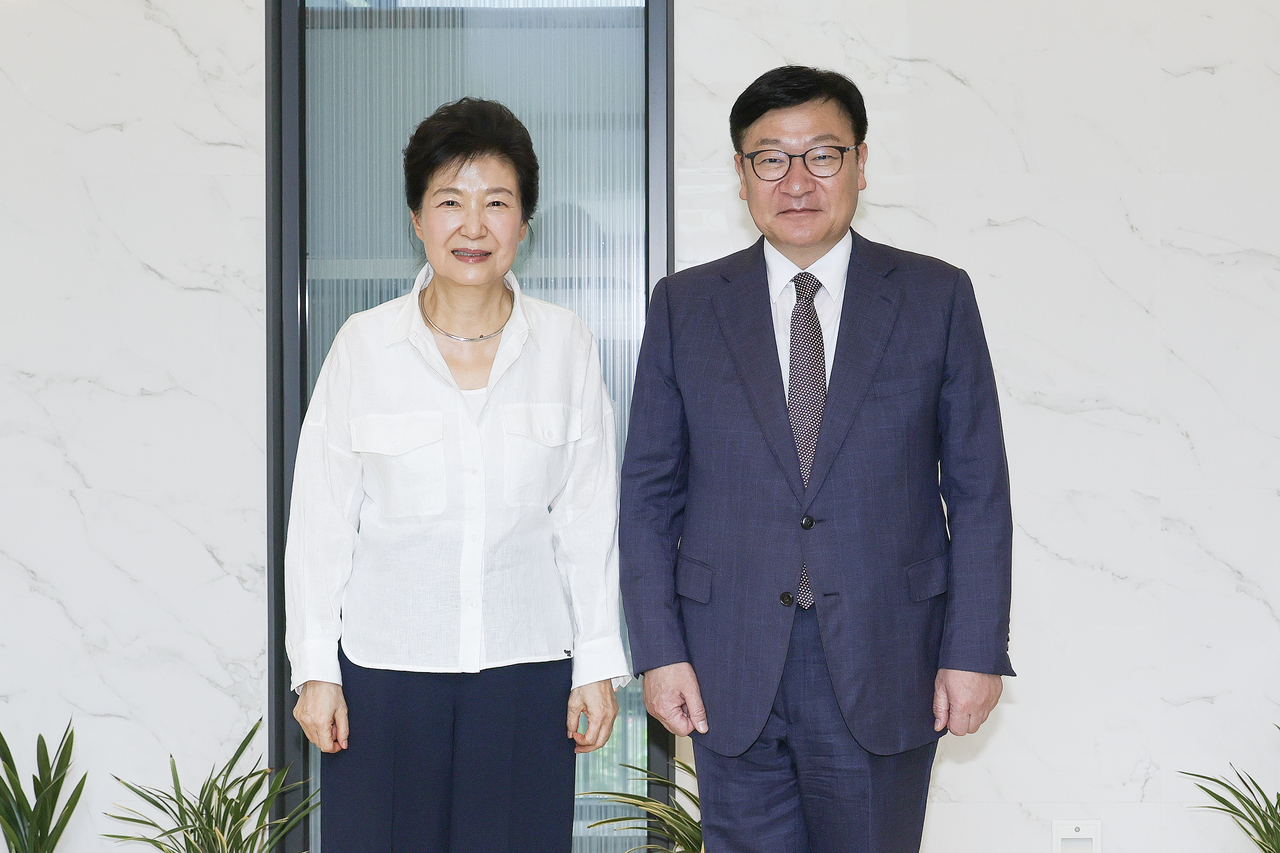 People Power Party Floor Leader Jeong Jeom-sik (right) poses for a photo with former President Park Geun-hye at her private residence in Dalseong-gun, Daegu, on Wednesday, Aug. 19. [People Power Party]