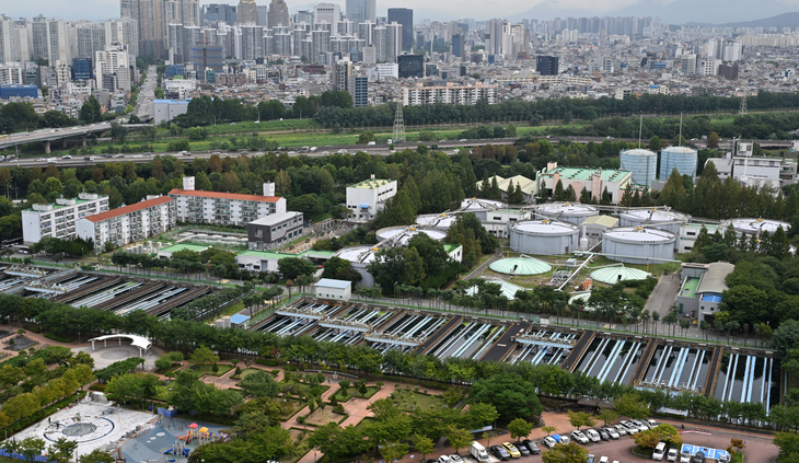The Tancheon Water Reclamation Center in Gangnam-gu, southern Seoul is seen Wednesday. Seoul Mayor Oh Se-hoon proposed the site for up to 13,000 homes as an alternative to housing development at the Yongsan Children’s Garden in talks with Land Minister Kim Yun-duk. (Im Se-jun/The Korea Herald)