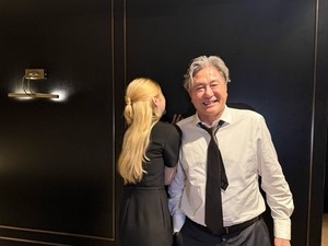 한소희, 최민식 어깨에 ‘폭’ 안겼다..나이 차이 무색 완벽 투샷