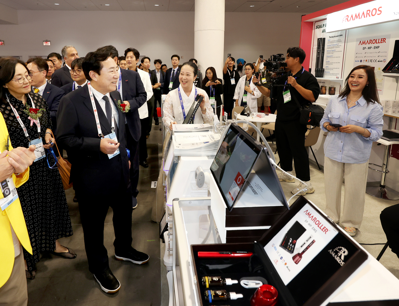 The Korea Federation of SMEs held the opening ceremony of the K-Goods Fair at ASD Market Week 2026 in Las Vegas on Tuesday (local time), as more than 140 South Korean small and medium-sized enterprises set their sights on the US market. Korea Federation of SMEs Chairman Kim Ki-moon listens to an explanation from an official at the venue. [Korea Federation of SMEs]
