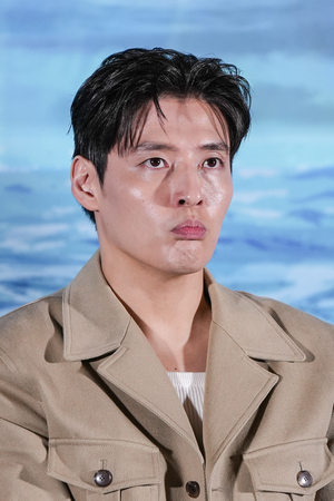 [포토] 강하늘, 긴장을 멈추는 방법