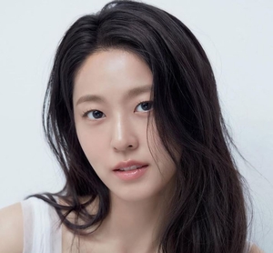 비키니 몸매 뽐낸 설현…라면·빙수 먹고도 탄탄한 몸매 유지하는 비결은