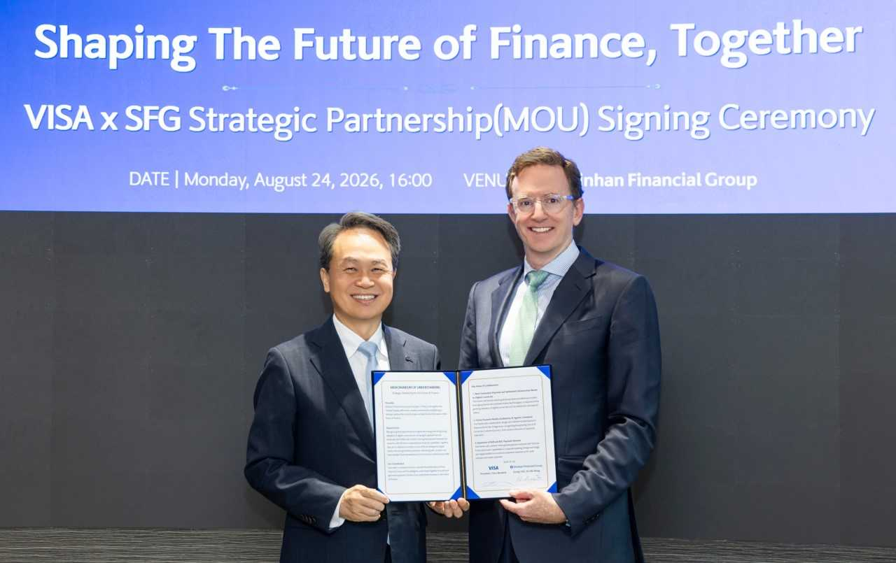Shinhan Financial Group Chairman Jin Ok-dong (left) and Visa President Chris Newkirk pose for a photo after signing a strategic MOU at Shinhan Financial's headquarters in Jung-gu, Seoul, on Monday to advance future financial projects in digital assets, AI-based payments and B2B transactions. [Shinhan Financial Group]