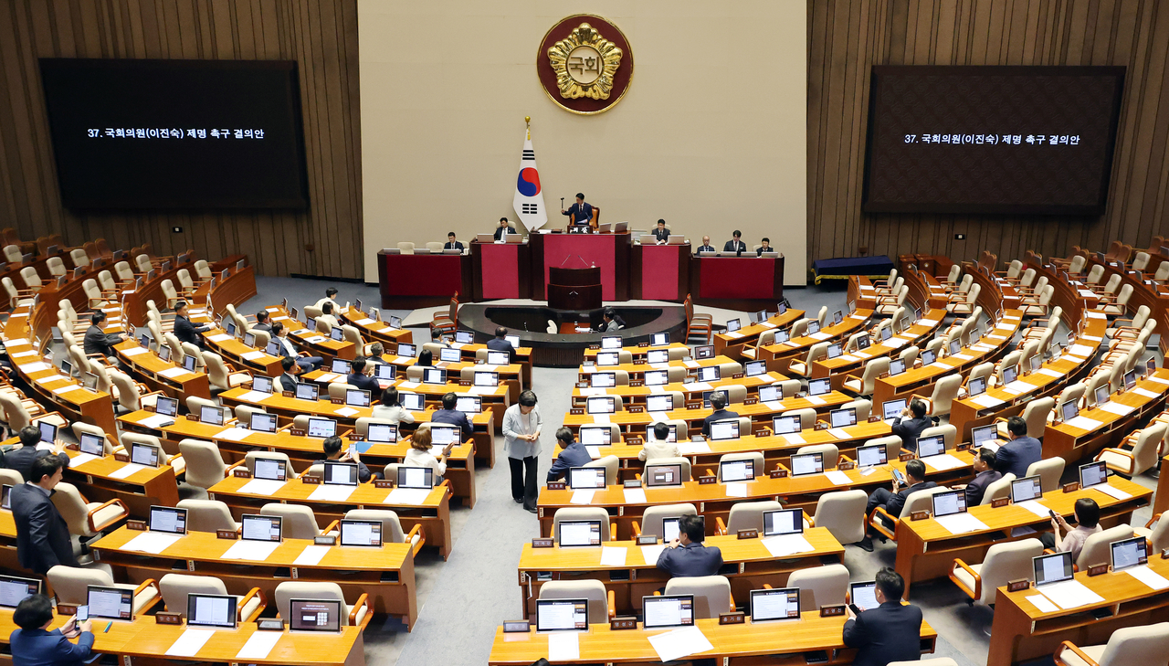 A resolution urging the expulsion of People Power Party lawmaker Lee Jin-suk passes at a plenary session of the National Assembly on Wednesday. [Yonhap]