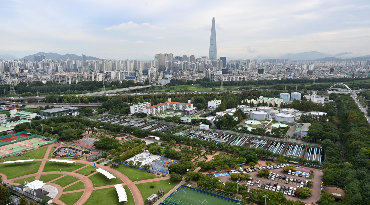 오세훈 서울시장이 정부의 용산공원 주택 공급 검토에 대한 대안으로 탄천물재생센터 부지를 활용한 동남권 청년 특화산업단지를 제안했다. 오 시장에 따르면 해당부지를 통해 1만 3000호의 주택 공급이 가능할 것으로 보인다. 사진은 26일 오전 서울 강남구 탄천물재생센터 일대의 모습.  임세준 기자