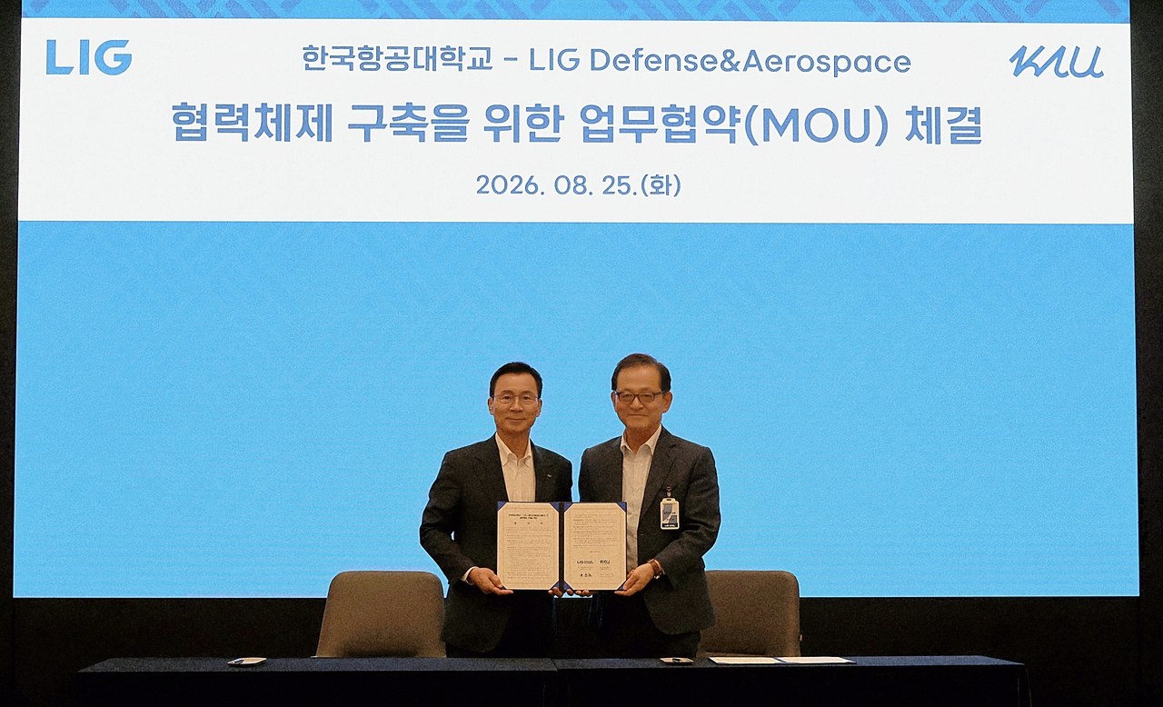 LIG D&A CEO Shin Ik-hyeon (left) and Korea Aerospace University President Heo Hui-yeong pose for a photo after signing the agreement. [LIG D&A]