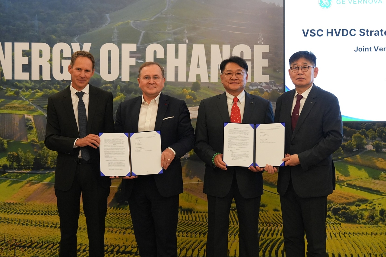 LS Electric signed a strategic cooperation agreement to establish a voltage-source HVDC joint venture at CIGRE 2026, the world's largest power grid technology exhibition, held Tuesday in Paris (local time). Pictured from left: Johan Windell, CEO of GE Vernova's Grid Systems Integration business; Philippe Piron, CEO of GE Vernova's Electrification segment; Koo Ja-kyun, chairman of LS Electric; and Chae Dae-seok, CEO of LS Electric. [LS Electric]