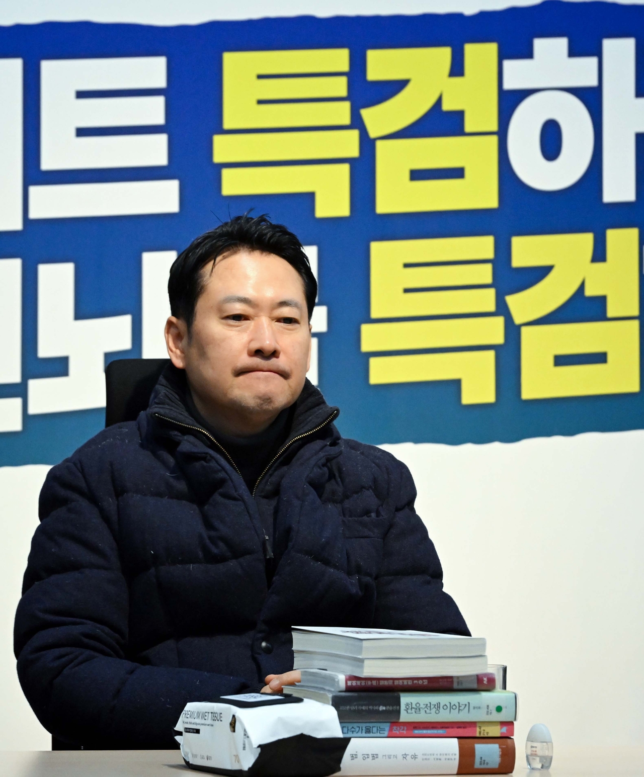 장 대표가 지난 1월 서울 여의도 국회 로텐더홀에서 ‘민주당의 공천 뇌물·통일교 게이트 특검 수용’ 촉구 단식농성을 하는 모습.  이상섭 기자