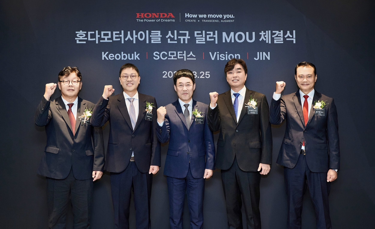 정기석 ㈜거북 대표(왼쪽부터), 김유신 ㈜SC모터스 대표, 이지홍 혼다코리아 대표이사, 박봉관 ㈜비전오토모티브 대표, 천주열 ㈜바이크진 대표가 25일 모터사이클 신규 딜러 계약을 위한 양해각서 체결 후 기념촬영을 하고 있다. [혼다코리아 제공]