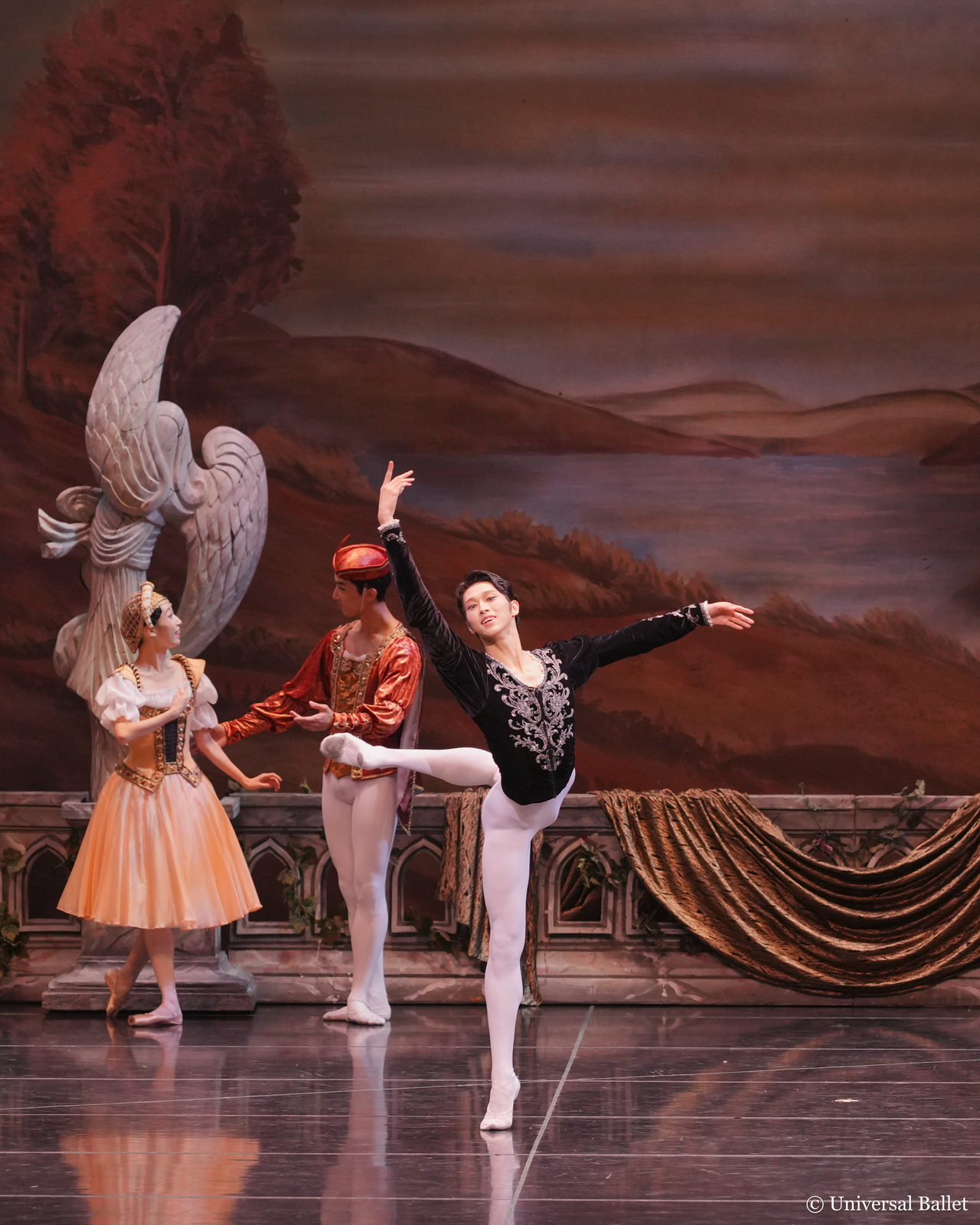 Jeon Min-chul performs in Universal Ballet's "Swan Lake." (Universal Ballet)