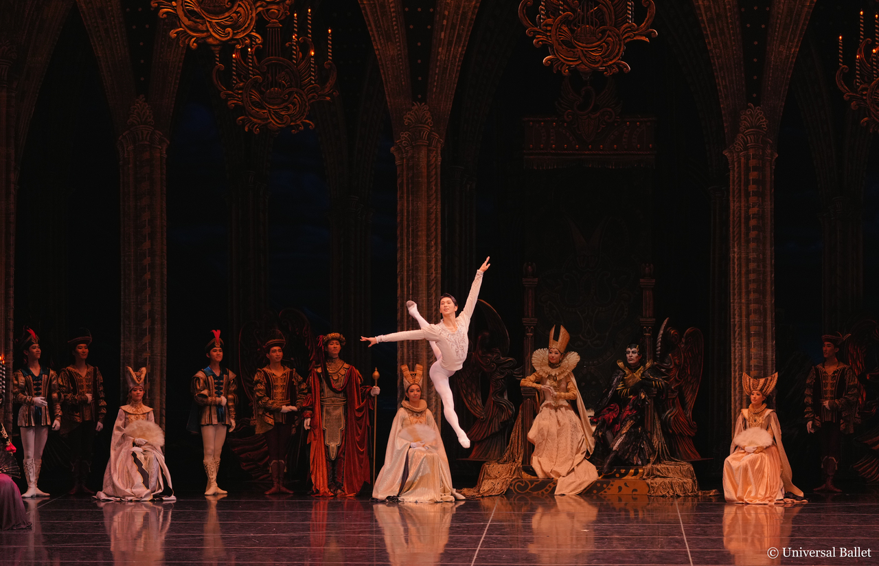 Jeon Min-chul performs in Universal Ballet's "Swan Lake." (Universal Ballet)