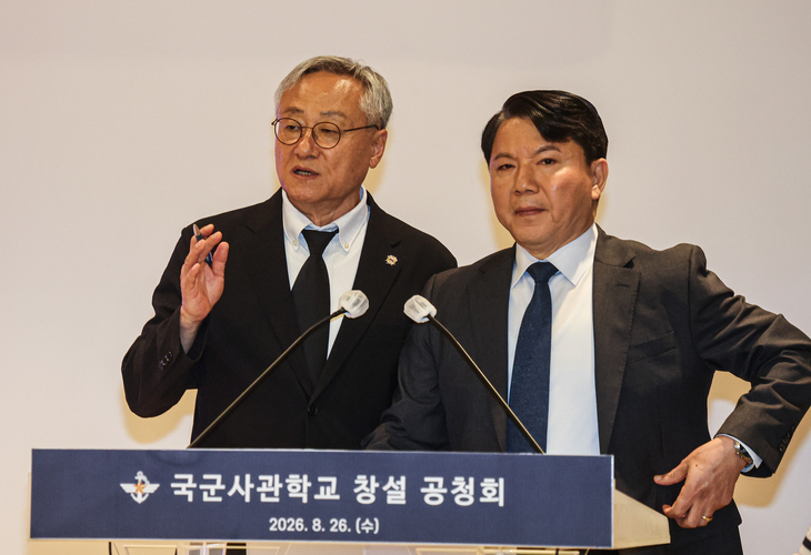 박판준 육군사관학교 총동창회장(왼쪽)이 26일 오후 서울 용산구 국방컨벤션에서 열린 국군사관학교 창설 공청회에서 김홍철 국방부 정책실장의 발언 중 올라와 말하고 있다. 임세준 기자