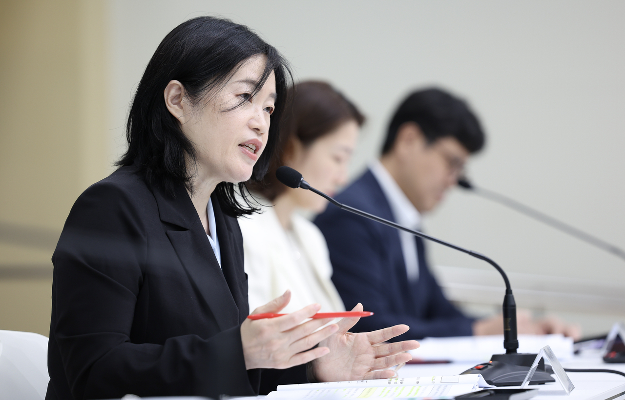 이현정 행정안전부 지방세제국장이 25일 정부세종청사 중앙동 브리핑실에서 열린 ‘2026년 지방세제 개편안 정책 설명회’에서 개편안의 주요 내용을 발표하고 있다. [행정안전부 제공]