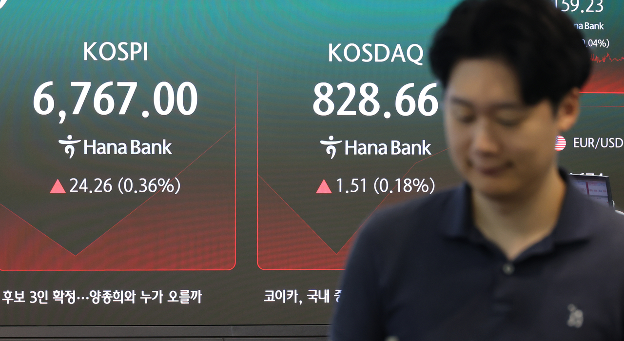 An electronic board showing the Korea Composite Stock Price Index at a dealing room of the Hana Bank headquarters in Seoul on Wednesday. (Yonhap)
