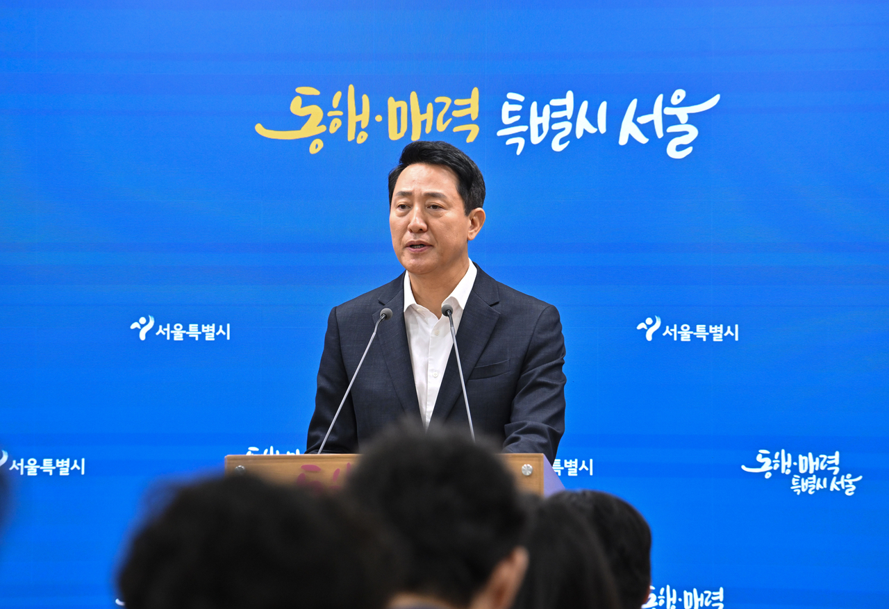 Seoul Mayor Oh Se-hoon briefs reporters at Seoul City Hall on Wednesday on the outcome of his meeting with Land Minister Kim Yoon-duk (Im Se-jun/The Korea Herald)