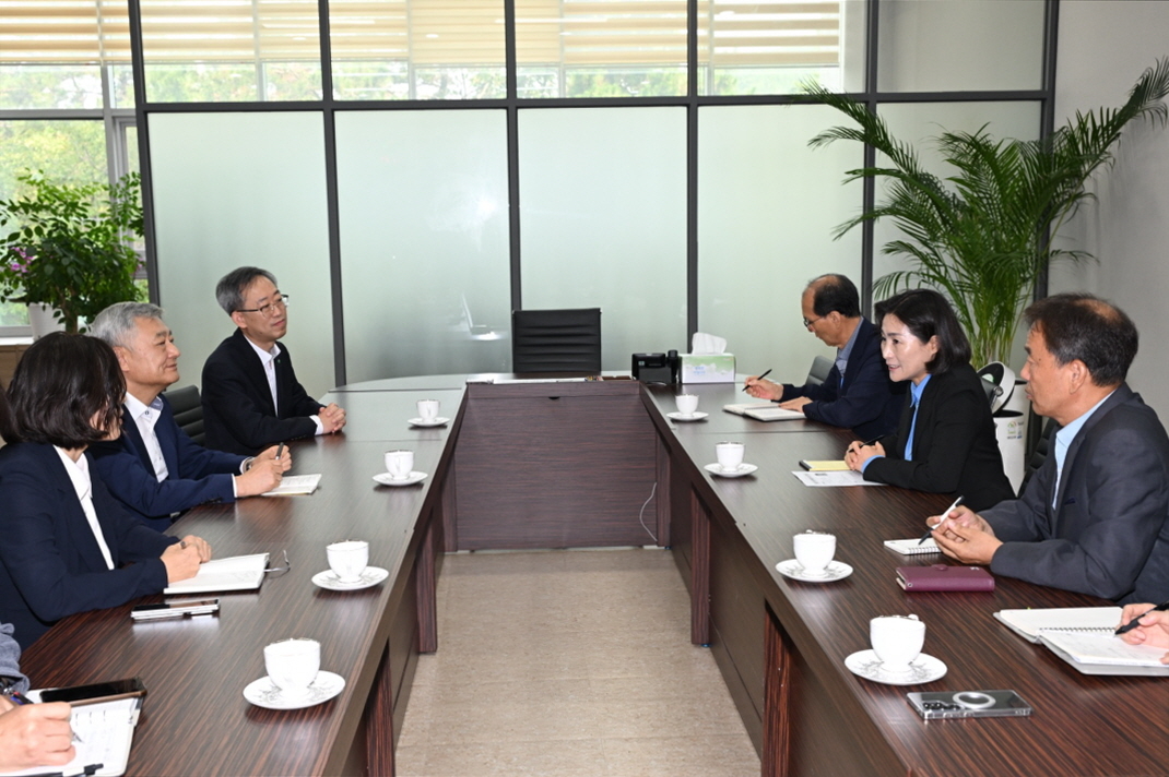 기장군은 25일 기장군청을 찾은 김회천 한국수력원자력 신임 사장과 고리원전을 둘러싼 주요 현안에 대해 논의했다. [기장군 제공]