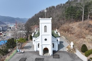 ‘눈이 부시게..’ 순백의 외관, 홍천 양덕원성당 국가유산청도 탐낼 만[함영훈의 멋·맛·쉼]