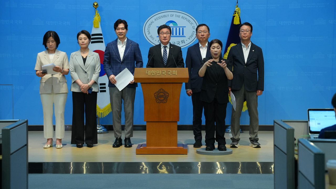 김대식(가운데) 의원 등 국민의힘 부산 지역구 국회의원 6명이 25일 국회 소통관에서 기자회견을 열고 통합 진에어 본사의 부산 유치를 촉구했다. [김대식 의원실 제공]