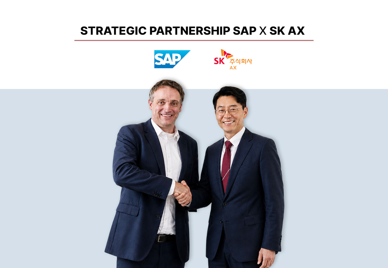김완종(오른쪽) SK AX 사장과 크리스티안 클라인 SAP CEO가 독일 바덴뷔르템베르크주 발도르프에 위치한 SAP 본사에서 만나 협력 방안을 논의한 후 기념사진을 찍고 있다. [SK AX 제공]