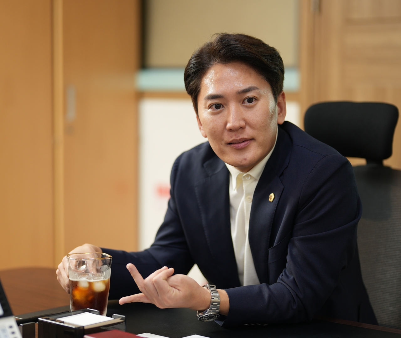 Lee outlines his plan to build an urban ecological network by connecting neighborhood green spaces and expanding the green corridor in Mapo-gu. Yang Jeong-won