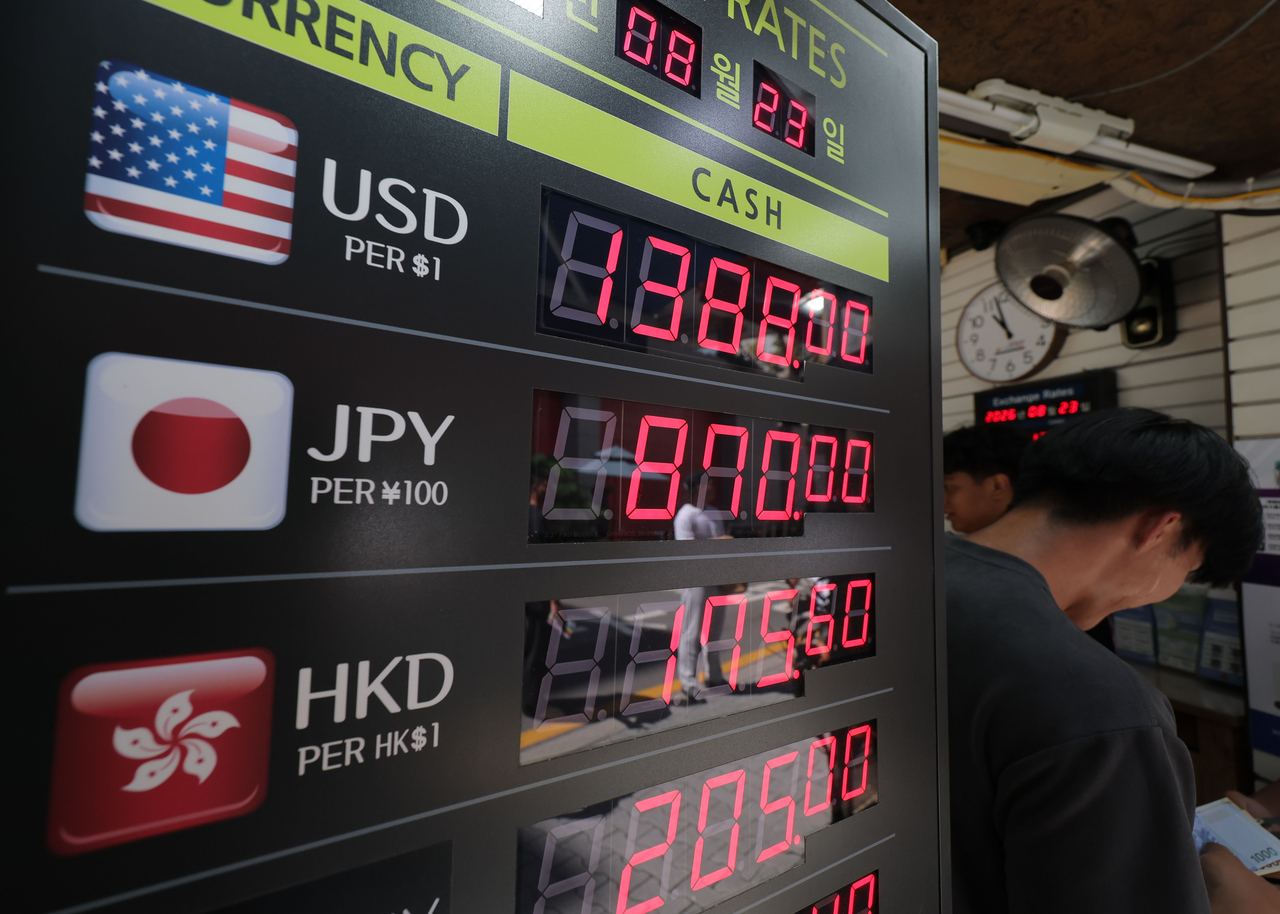 Currency exchange rates are displayed at a money exchange booth in Myeong-dong, central Seoul, Sunday. (Yonhap)