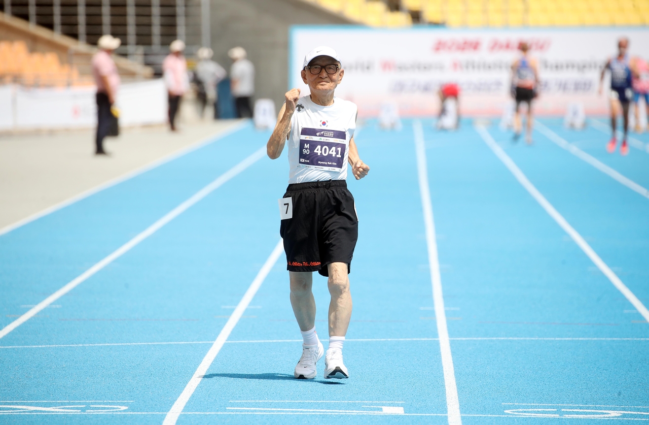 Korean national Kim Myung-rak competes in the World Masters Athletics Championships held in the southern city of Daegu on Sunday. (Yonhap)