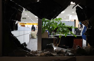 ‘서부지법 폭동사태’ 가담자 11억 물어내라…대법 손배소 제기 [세상&]