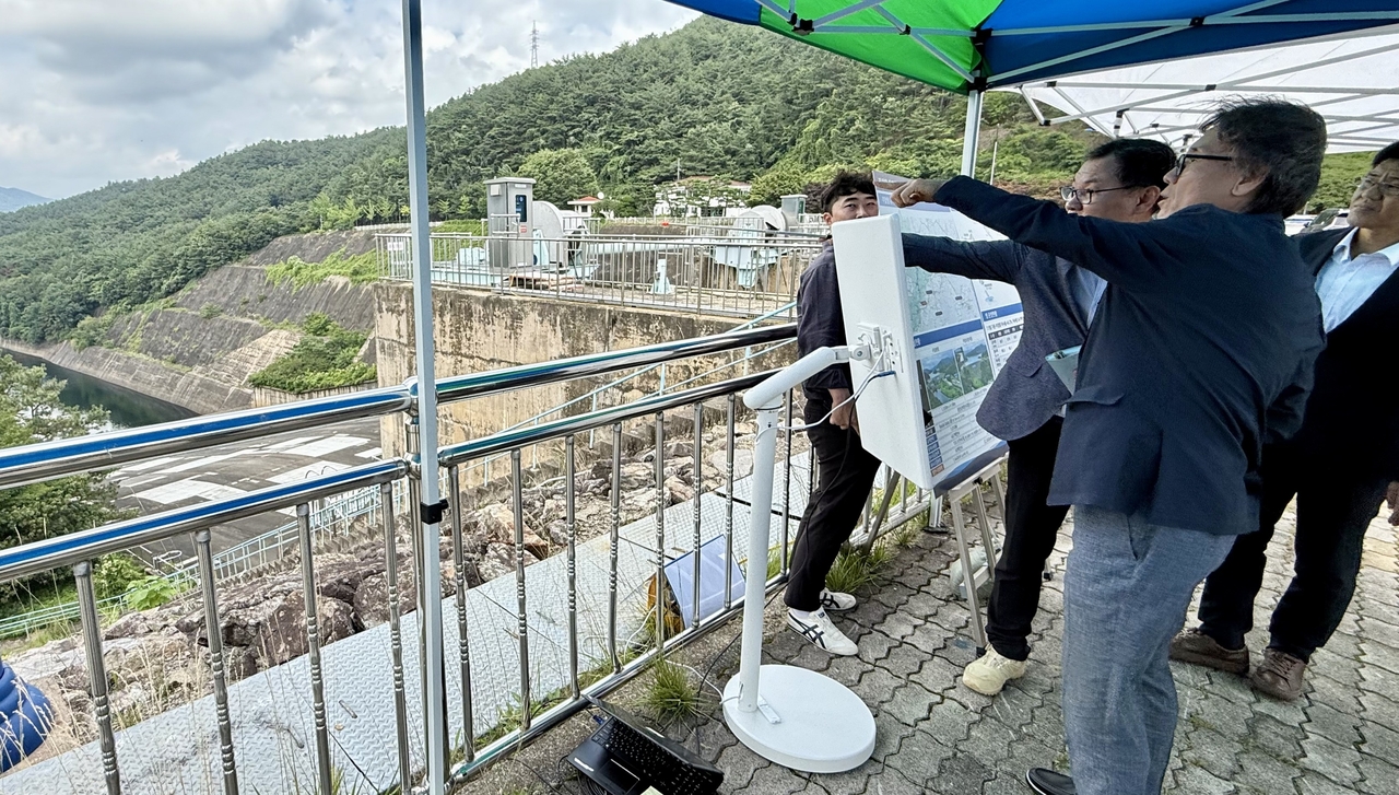 Kim Han-seung, first vice minister of the Ministry of Climate, Environment and Energy, inspects Jangheung Dam in South Jeolla Province on July 10 to review water supply arrangements for new semiconductor industrial complexes in the Honam region. [Ministry of Climate, Environment and Energy]