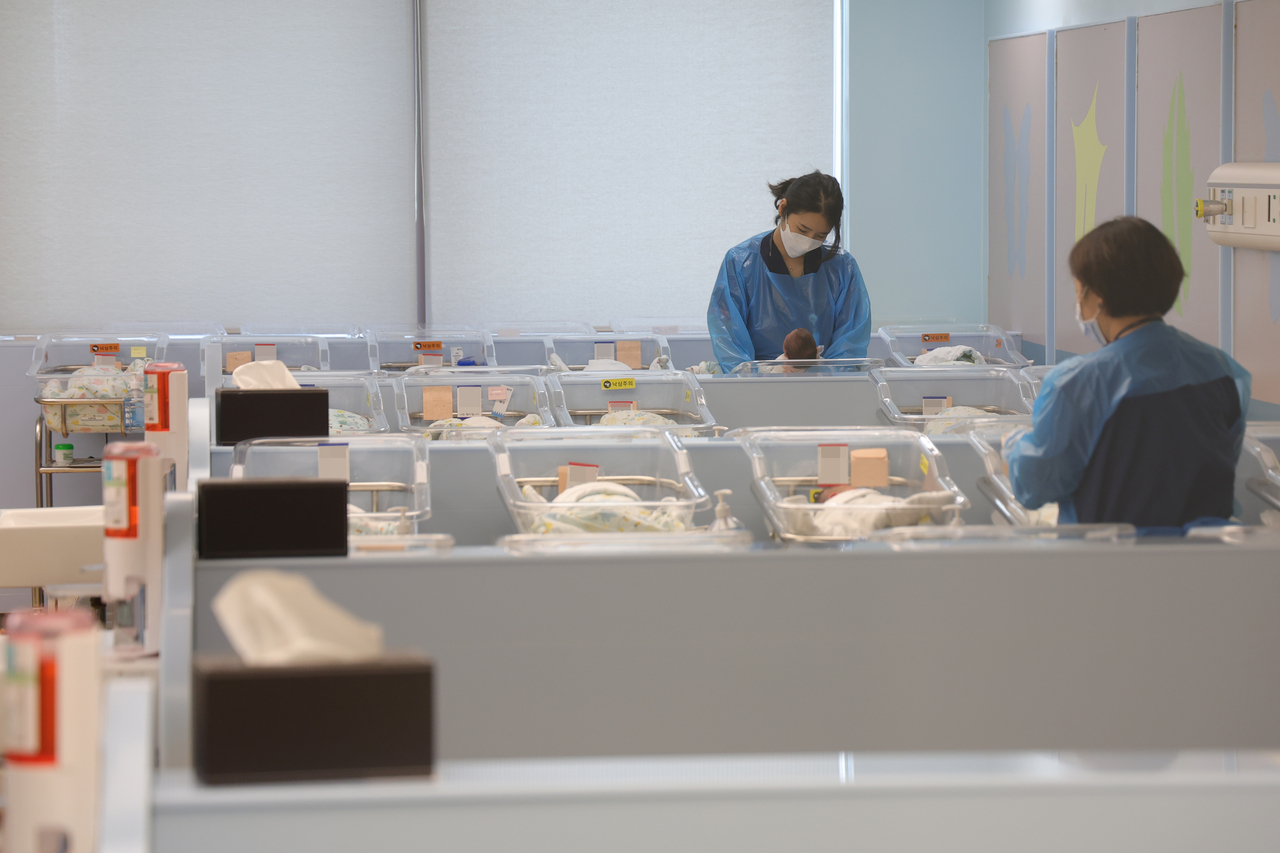Nurses care for newborns at the neonatal unit of CHA Ilsan Medical Center in Goyang, Gyeonggi Province, on July 29. (Yonhap)
