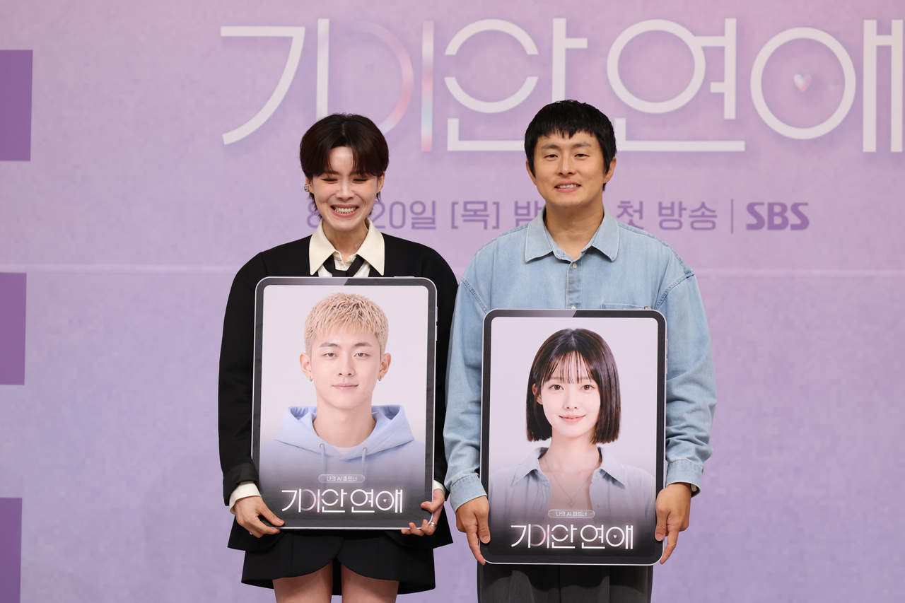 개그우먼 장도연(왼쪽), 웹툰 작가 기안84가 18일 서울 양천구 목동 SBS에서 열린 SBS 새 예능 ‘나의 AI 파트너-기이안 연애’ 제작발표회에서 각자의 AI 파트너와 함께 포즈를 취하고 있다. [연합]
