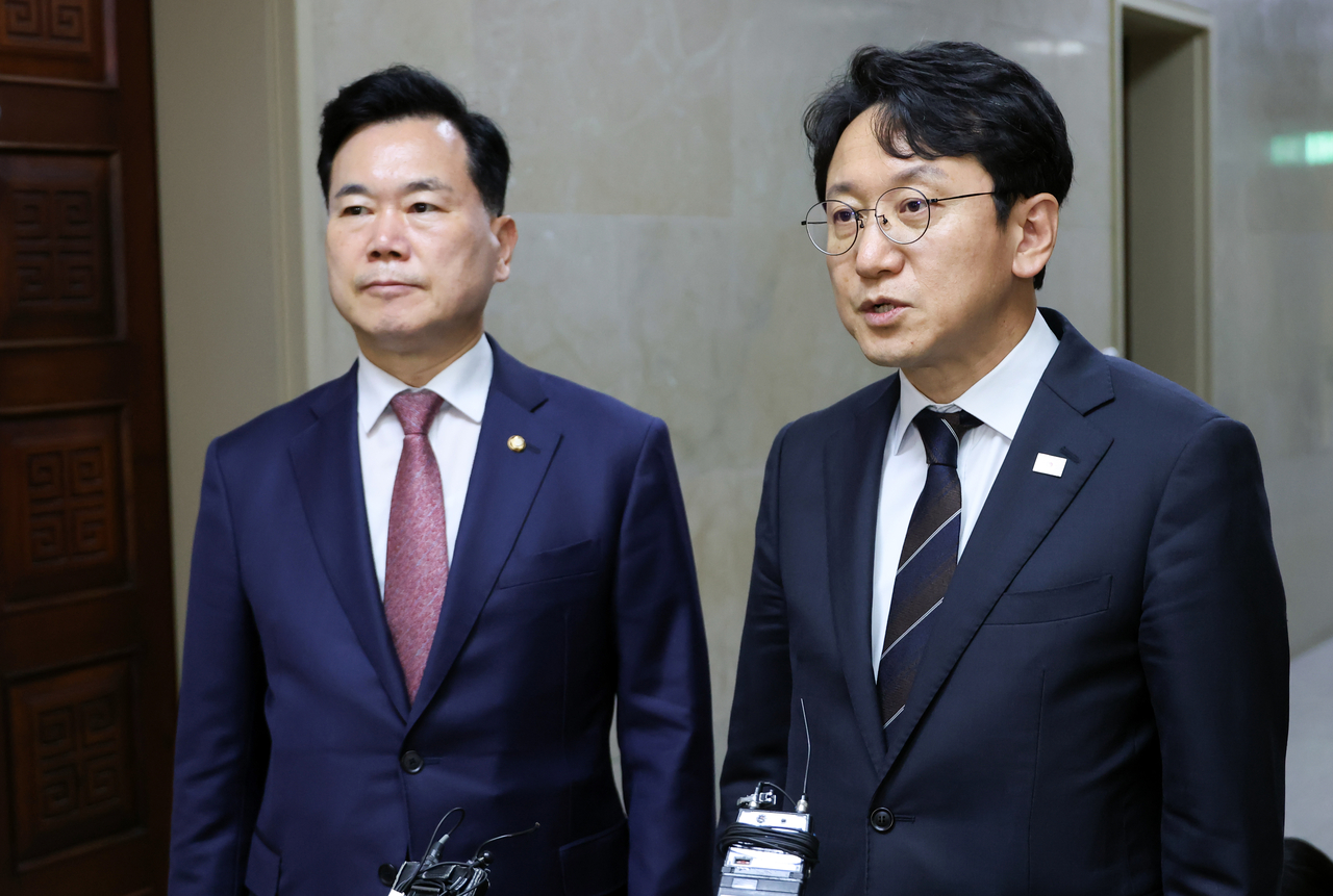 천준호(오른쪽) 더불어민주당 원내운영수석부대표와 김승수 국민의힘 원내운영수석부대표가 지난 20일 국회에서 본회의 안건 조율을 한 뒤 나와 기자들에게 회의 내용을 설명하고 있다. [연합]